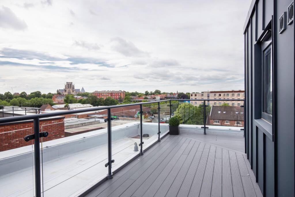 2 Bedroom Penthouse - Large Balcony - Minster View York Bagian luar foto